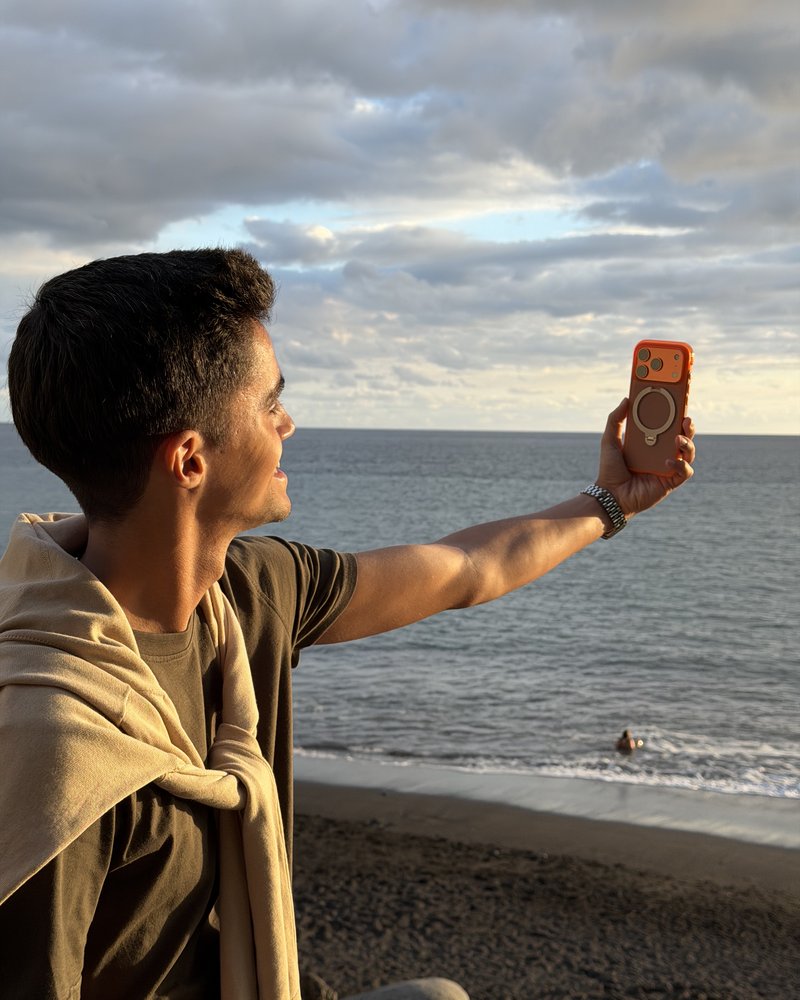 Rodrigo a filmar conteúdo na praia